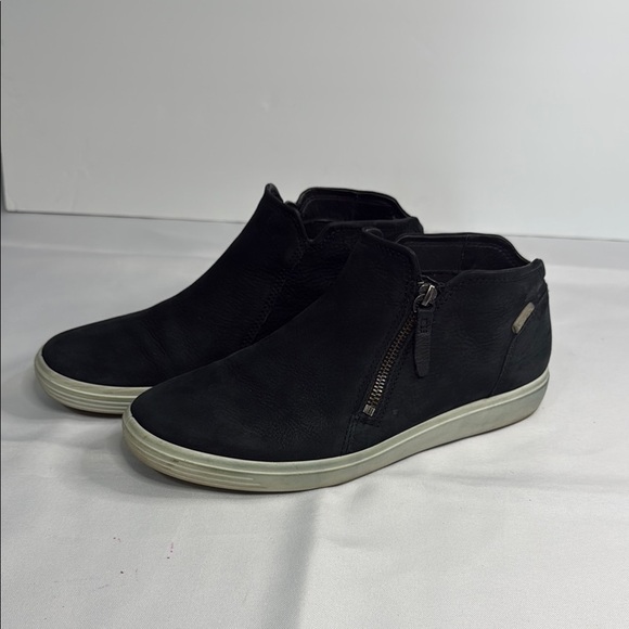 Ecco Black Chukka Boots with Sleek Design - Picture 3 of 7